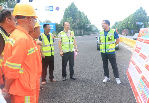 【抓作風(fēng) 創(chuàng)效益】G205項(xiàng)目部參加交通部門組織的安全生產(chǎn)月宣傳活動(dòng)