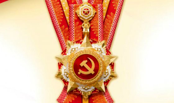 黨旗在一線飄揚(yáng)，黨徽依然閃耀