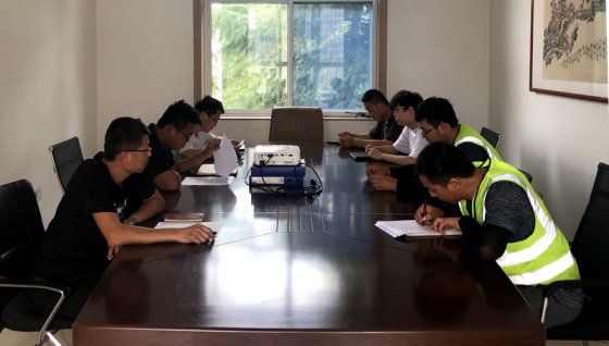 第三工程公司博山區(qū)沿河?xùn)|路白塔段建設(shè)項目水穩(wěn)攤鋪工作展開