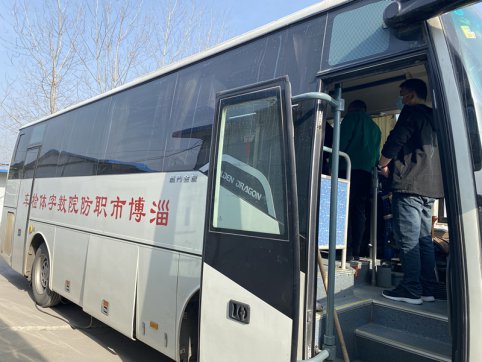 溫馨大巴進項目，體檢關愛暖人心