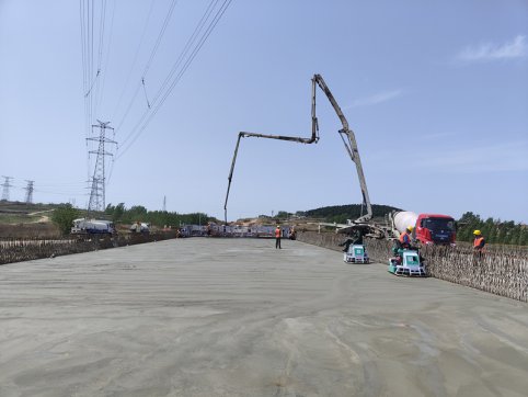 第五區(qū)域項(xiàng)目部完成首件橋面鋪裝工程施工